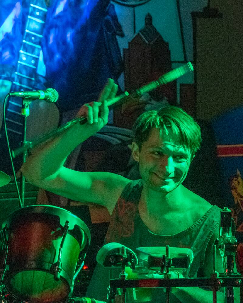 Tommy Mintel behind the kit